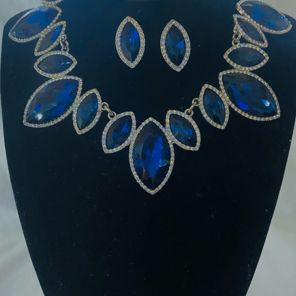 Beautiful never worn blue sapphire and diamond necklace with matching earrings